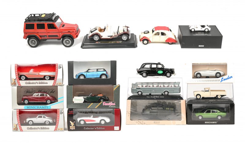 Een lot van 16 varia miniatuur auto’s op displayvoet, diverse merken en groottes. 11 in originele verpakking.