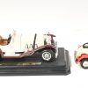 Een lot van 16 varia miniatuur auto’s op displayvoet, diverse merken en groottes. 11 in originele verpakking.