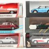 Een lot van 16 varia miniatuur auto’s op displayvoet, diverse merken en groottes. 11 in originele verpakking.