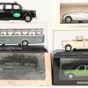 Een lot van 16 varia miniatuur auto’s op displayvoet, diverse merken en groottes. 11 in originele verpakking.