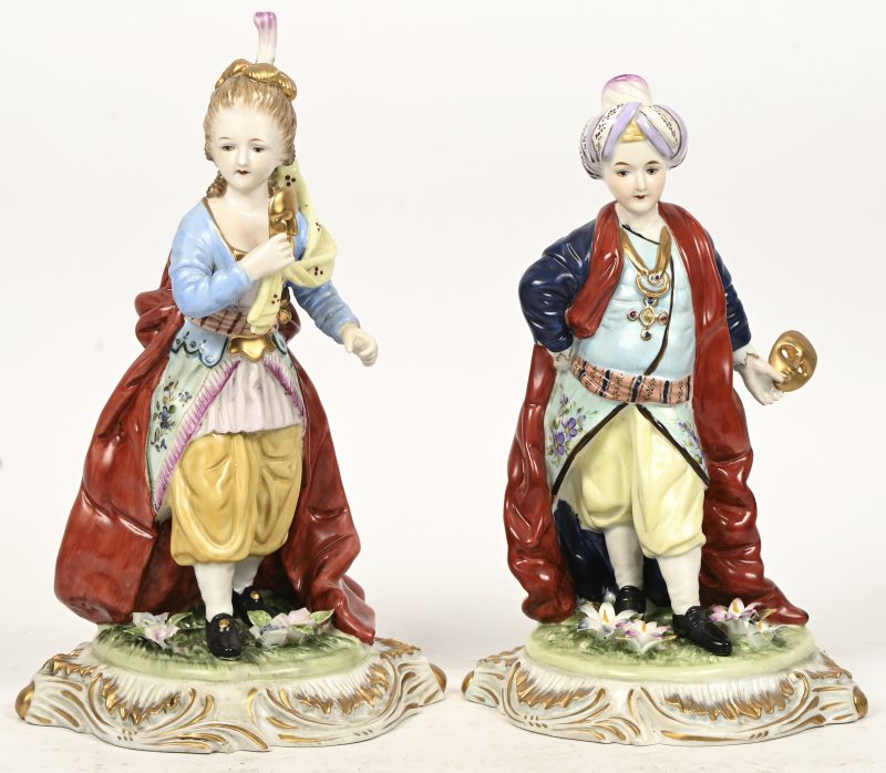 “Verkleed bal”, een set van 2 beelden in meerkleurig porselein met Meissen merk. Minieme schade aan de sokkel van het meisje.