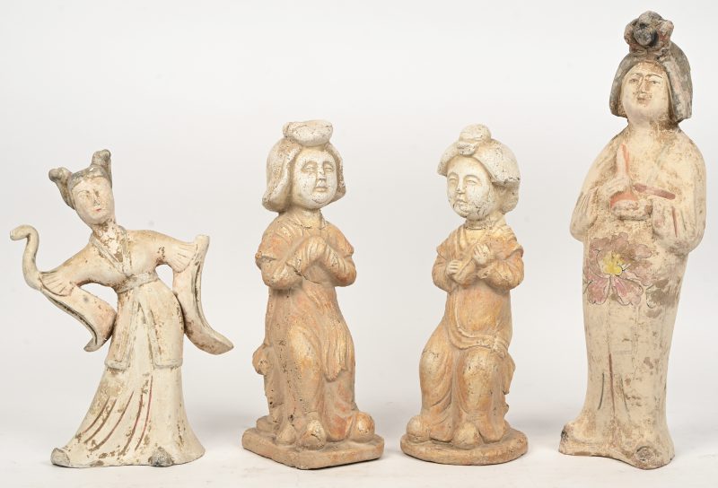 Een lot van 4 Chinese beelden in terracotta. De dansende dame mist een arm.