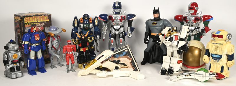 Een uitgebreid lot Robotten en toebehoren, meestal onvolledig, bestaande uit Bandai Power Rangers en dergelijke. Toegevoegd 3 laser-guns en Batman.