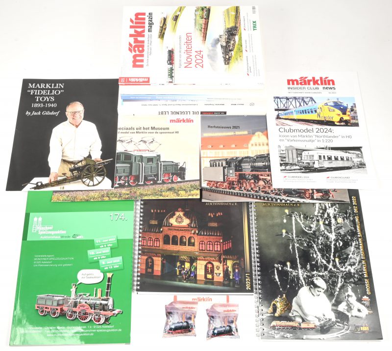 Een lot 4 boeken, 3 veilingcatalogi en 6 folders van Märklin bestaande uit de boeken 150 jahre Märklin, Märklin tinplate, een andere kijk op hijskranen en Die grose kleine Welt von Märklin HO.