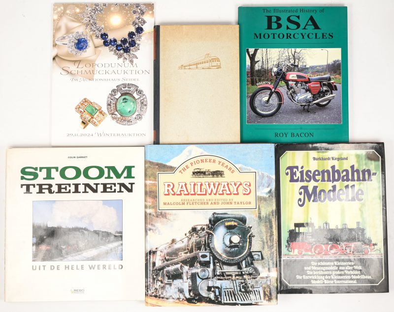 Een lot van 4 boeken over treinen. Toegevoegd een boek van BSA Motorcycles en een veilingcataloog.