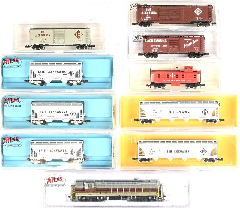 Atlas, N-spoor, een lot bestaande uit 1 locomotief, #49603 train master, Lackawanna #859 en 9 wagons: 2 x 3706 Centerflow, 3 x 2Bay Centerflow, 3402 40’ box car, 3577 Caboose, 3443 box car en 3629 50’dbl dr box car. Erie Lackawanna.