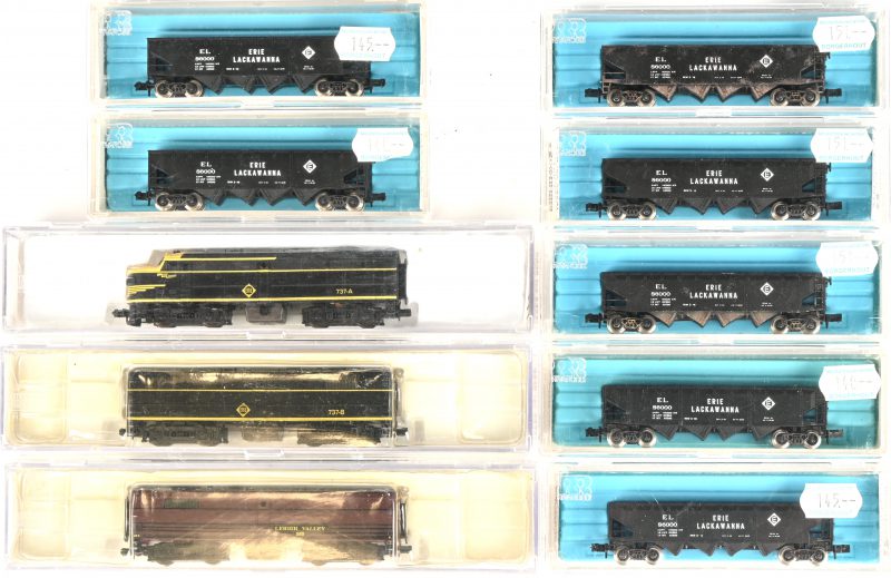 Life-Like locomotief 7940 N FA2 Loco Erie en wagons 7941 N FA2 Dummy Erie, 7923 FB2 Unit en 7 Rivarossi wagons Wagon Hopper 9338.