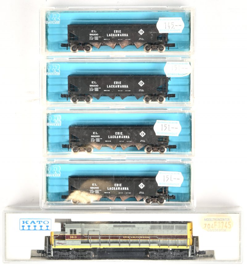 Kato, N spoor locomotief 3613, Erie Lackawanna + 4 Rivarossi wagons 9338 Wagon Hopper.