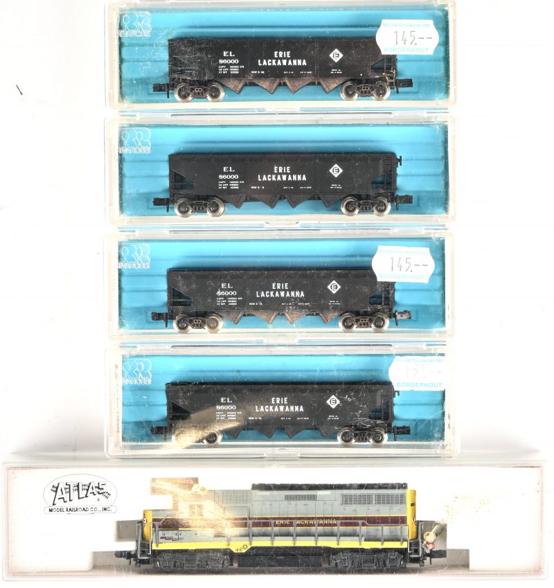 Kato, N spoor locomotief 2560, Erie Lackawanna + 4 Rivarossi wagons 9338 Wagon Hopper.