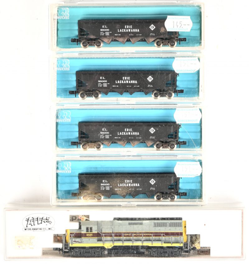 Kato, N spoor locomotief 2551, Erie Lackawanna + 4 Rivarossi wagons 9338 Wagon Hopper.