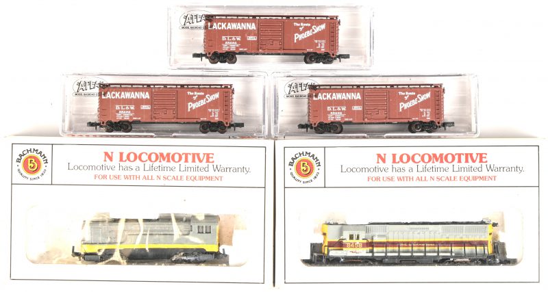 Bachmann, N spoor locomotief EMD GP50 (Erie Lackawanna), een locomotief zonder merk in Bachmann doosje en 3 wagons, Atlas, 3443, 40’box car.