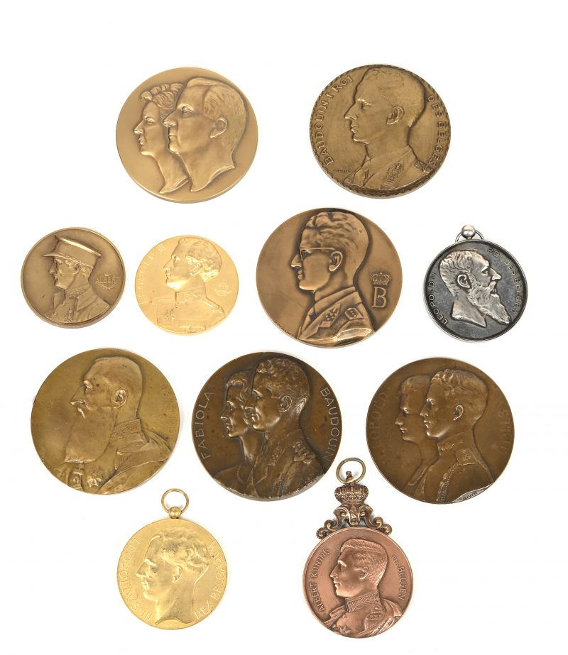 Een lot van 10 penningen in brons en 1 in zilver met hierop allemaal Belgische koningen waaronder 2 x Leopold II, 2 x Albert I, 3 x Leopold III, 3 x Boudewijn en 1 x Albert II.