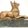 Een bronzen beeldje van een hond op groen marmeren voetstuk, gesigneerd Ed. Delaune.