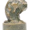 Een bronzen beeldje van een rat. Gesigneerd.