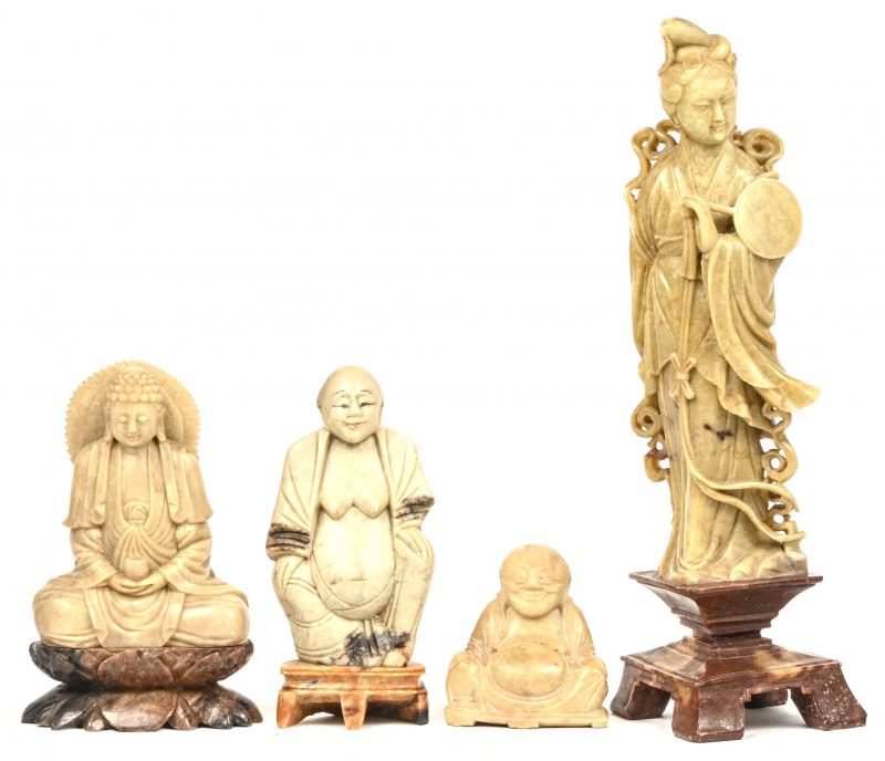 Een lot van 4 beeldjes in speksteen bestaande uit 3 Buddha’s en een Guanjin.