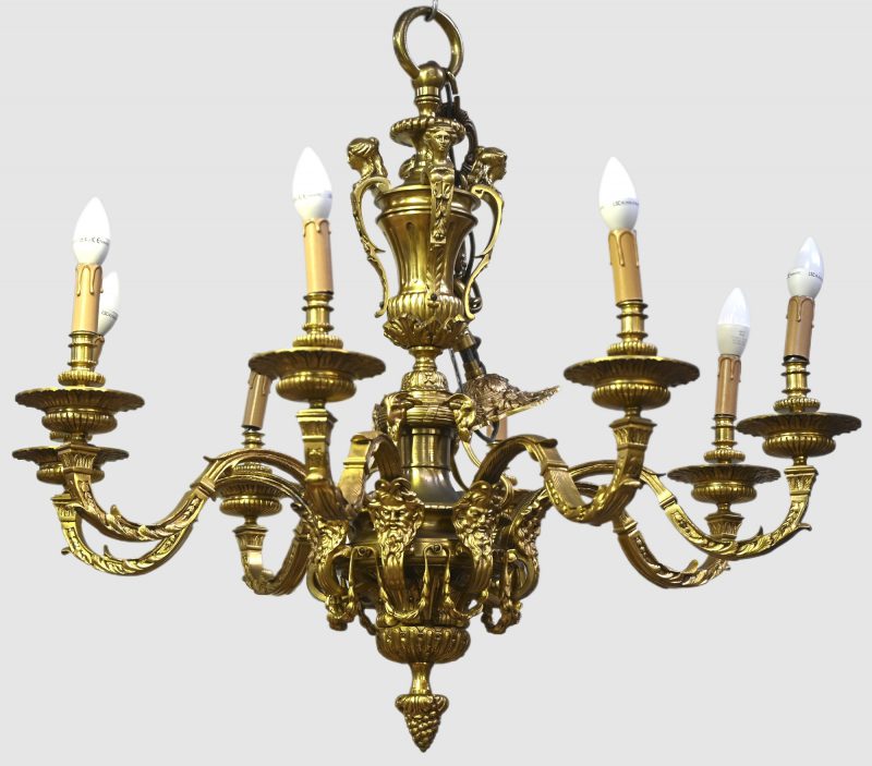 Een 'Mazarin' kroonluchter in massief messing met 8 lichtpunten in de stijl van Louis XVI.