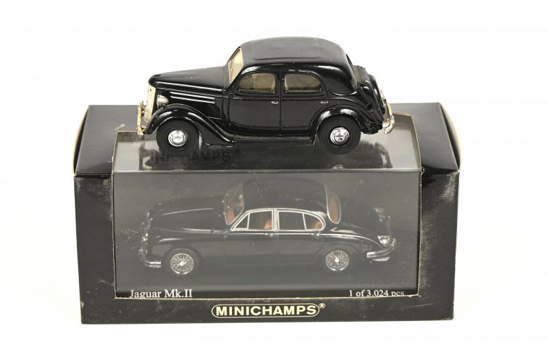 Twee miniatuur auto’s. Een gemerkt Minichamps in een doosje en één gemerkt Dinky.