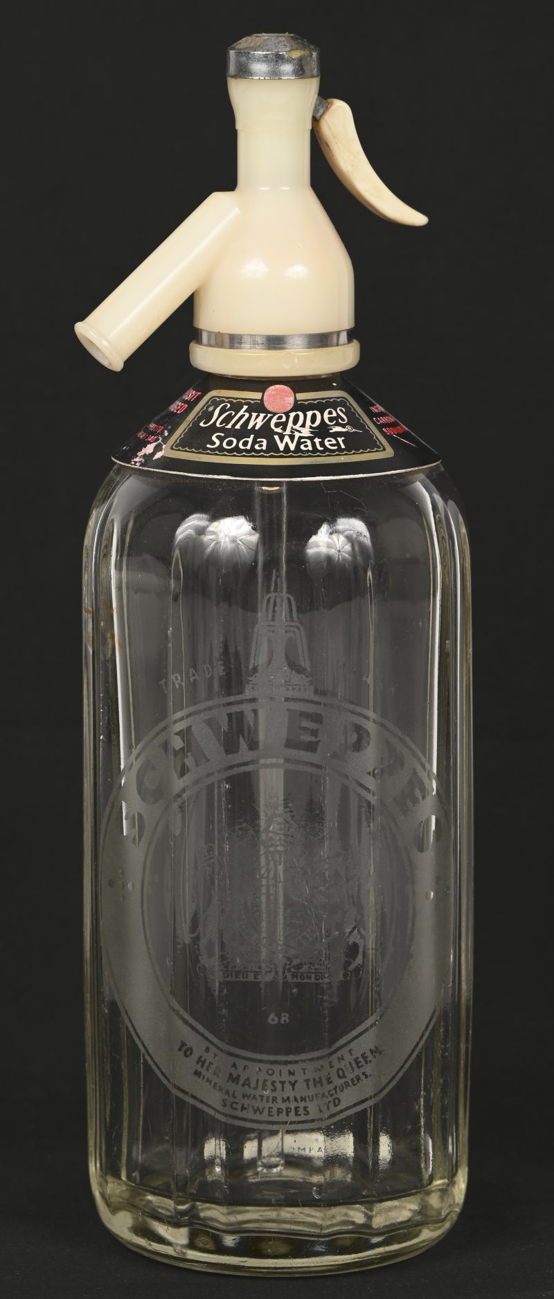 Een glazen syphon “Schweppes”.