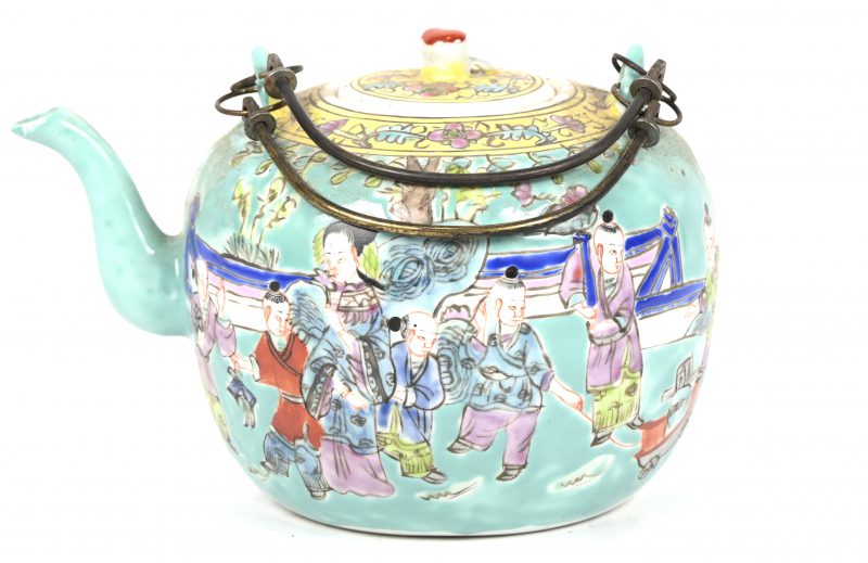 Een Chinese porseleinen appeltheepot met een famille rose decor op een celadon achtergrond. Metalen hengsels. Onderaan gemerkt.