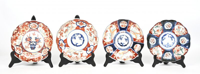 Vier bordjes met floraal decor. Imari, omstreeks 1900.