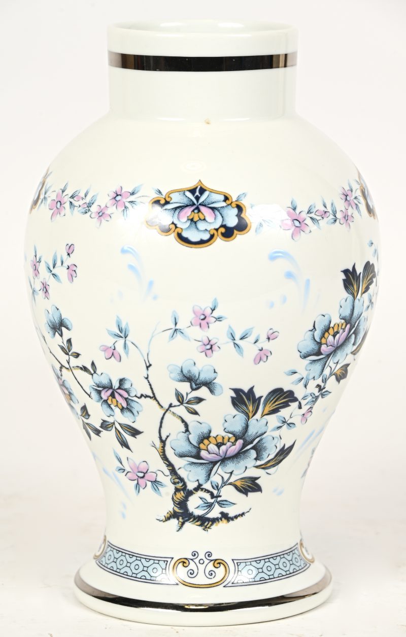 Een balustervaas van Limoges porselein met floraal decor.