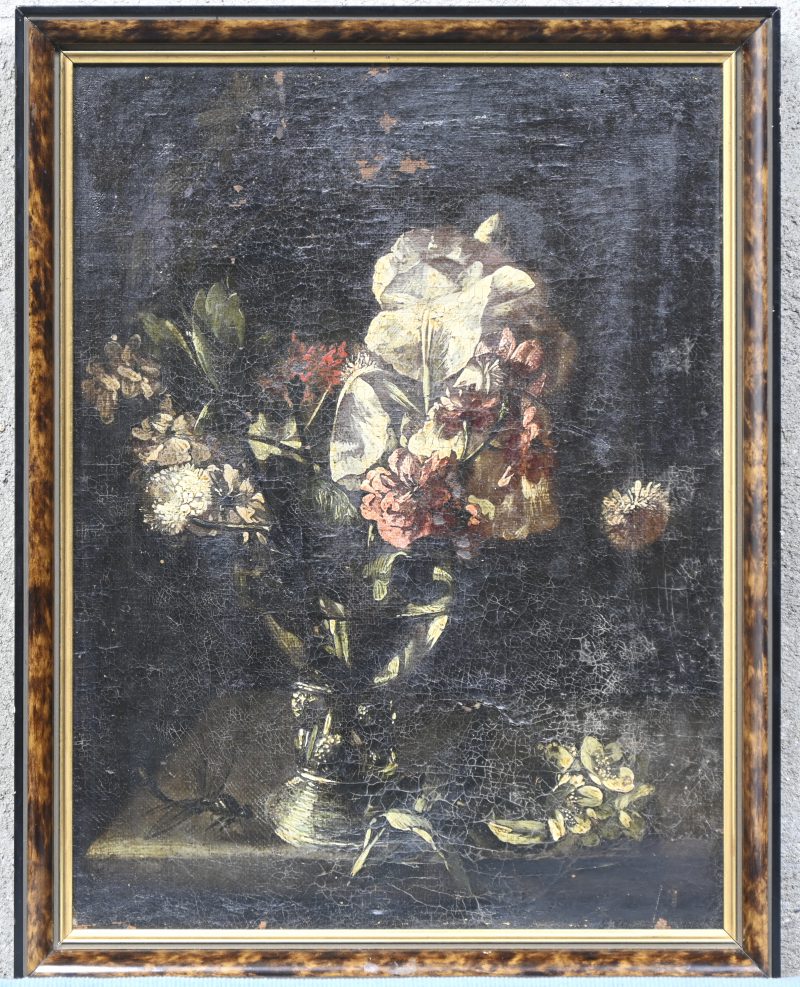 “Bloemenstilleven met libel”, een schilderij, olieverf op doek. Draagt achteraan een label met toeschrijving aan Juan De Arellano (Antonio Arellano, 1614-1676). Stempel in het kader: L.G. Gerardis. Met verfschade.