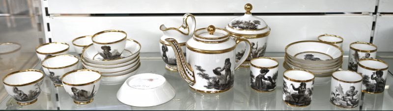 Een 27-delig Empire grisaille en verguld koffieservies in Parijs porselein, 19e eeuws. Bestaande uit een koffiepot, een suikerpot, een melkkannetje, 12 tassen en 12 ondertassen. Onderaan gemerkt.