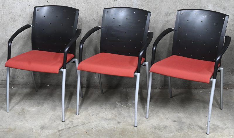 Een set van 3 vergaderstoelen ontworpen door König & Neurath voor Tensa.