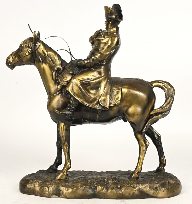 “Napoleon te paard.” Goudkleurig gepatineerd bronzen beeld. Gesigneerd.