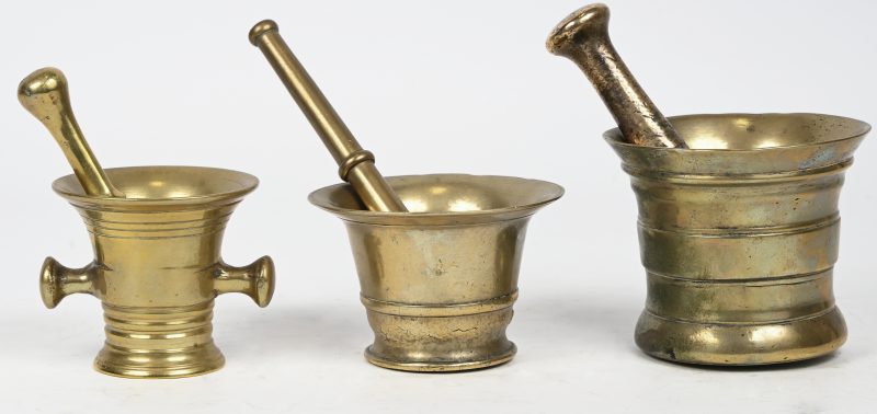 Lot van drie decoratieve bronzen vijzels met stamper.