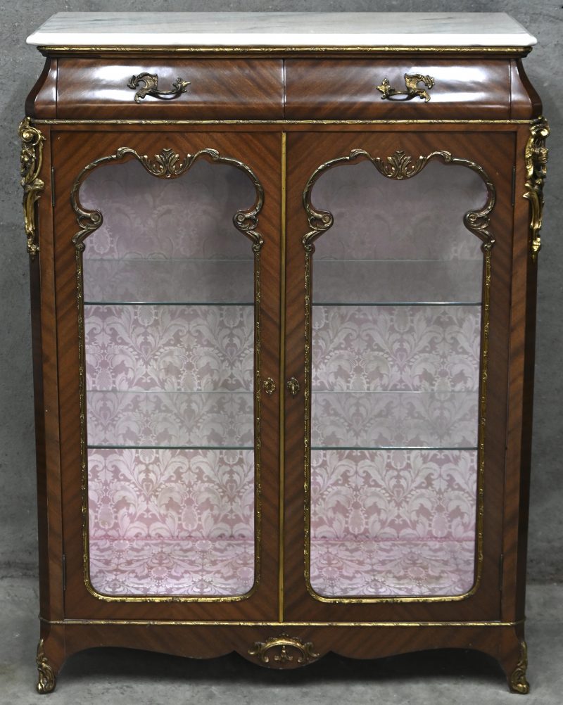 Een vitrinekast in Louis XV stijl met beslag in brons en roze marmeren blad.