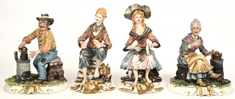 Een lot van 4 beelden in meerkleurig porselein bestaande uit 2 sets, gemerkt Capo Di Monte. Kleine schade aan een maisblad.