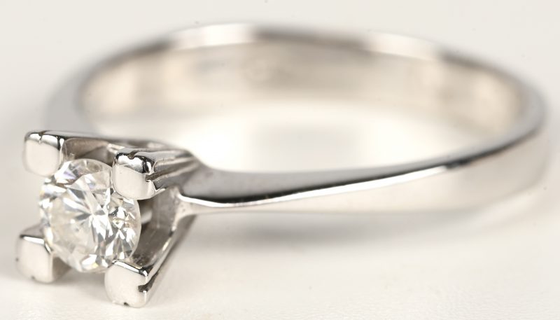 Een 18 kt witgouden ring bezet met centrale briljant van 0,37 ct FVS2.