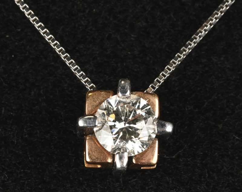 Een 18 kt witgouden ketting met hanger bezet met briljanten met een gezamenlijk gewicht van +- 0,54 ct.