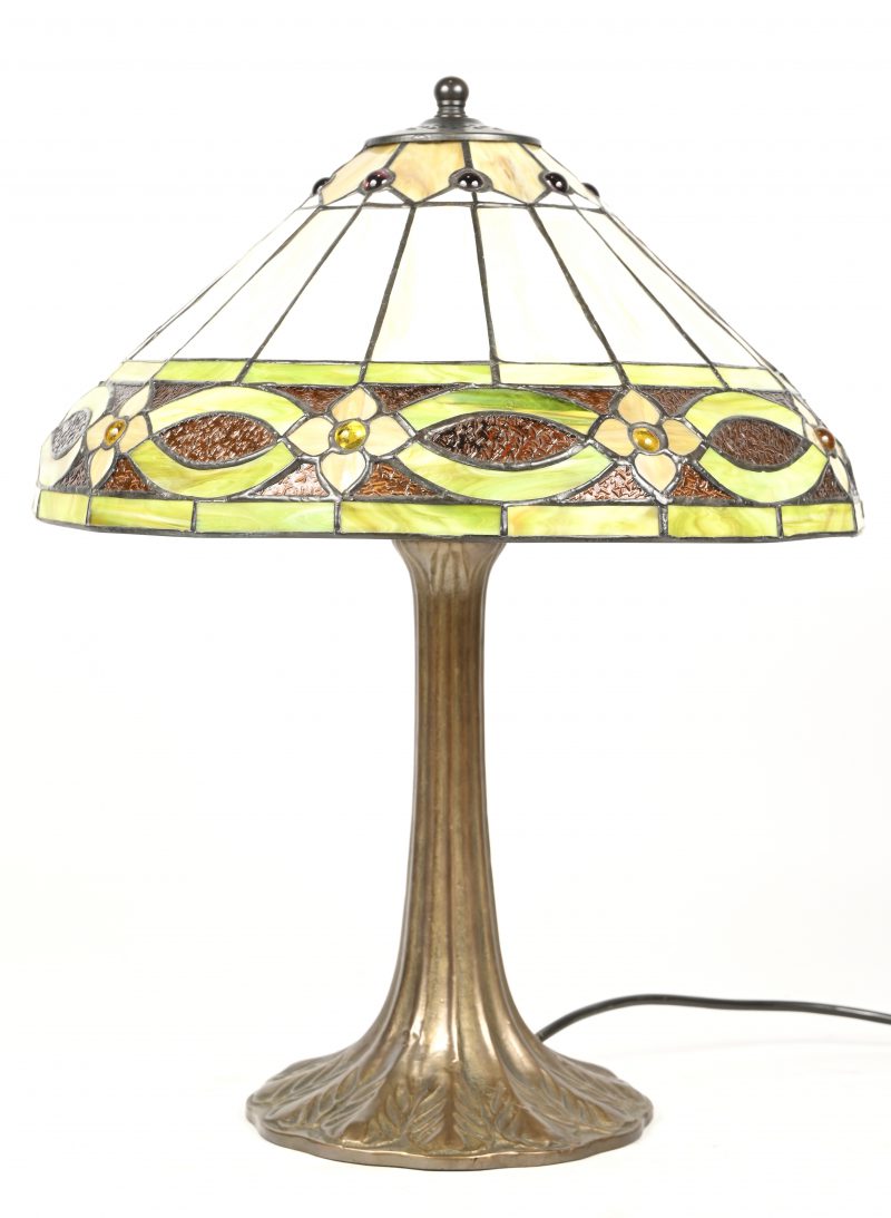 Een Tiffany lamp, met traditioneel glas-in-lood decor. Medio jaren ‘80. Met bronzen voet.