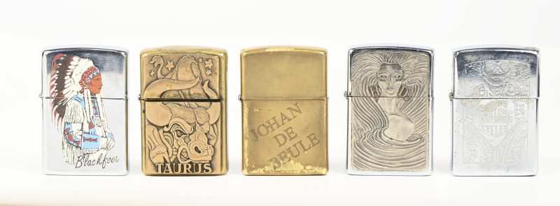 Een lot van 5 Zippo aanstekers, ramend van de jaren ‘90 tot vroeg jaren ‘00.