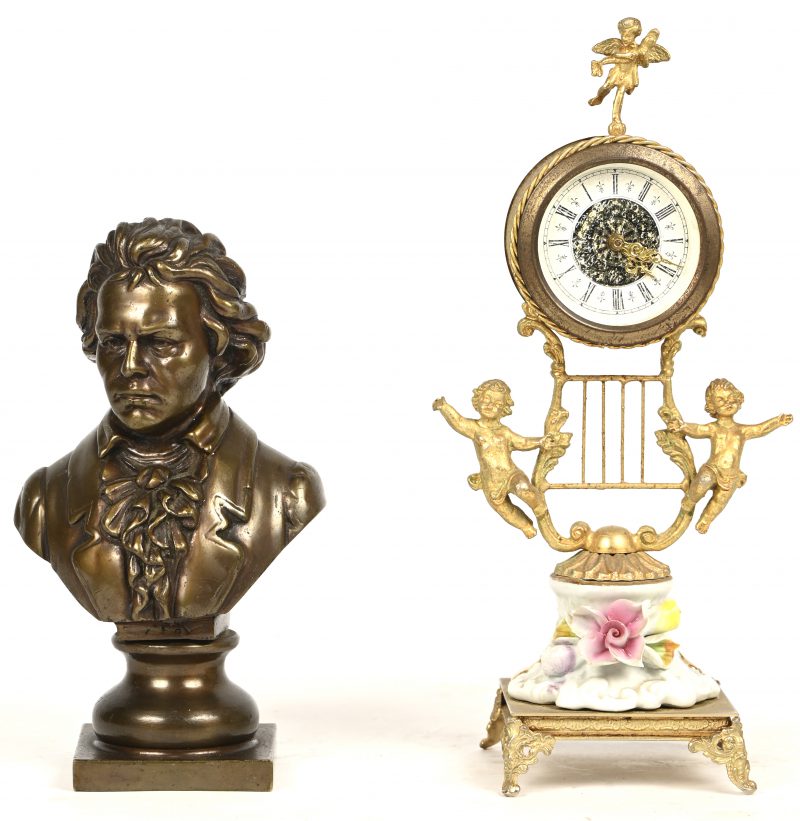 Lot van twee decoratievoorwerpen. Bronzen buste van Beethoven en romantisch klokje op voet.