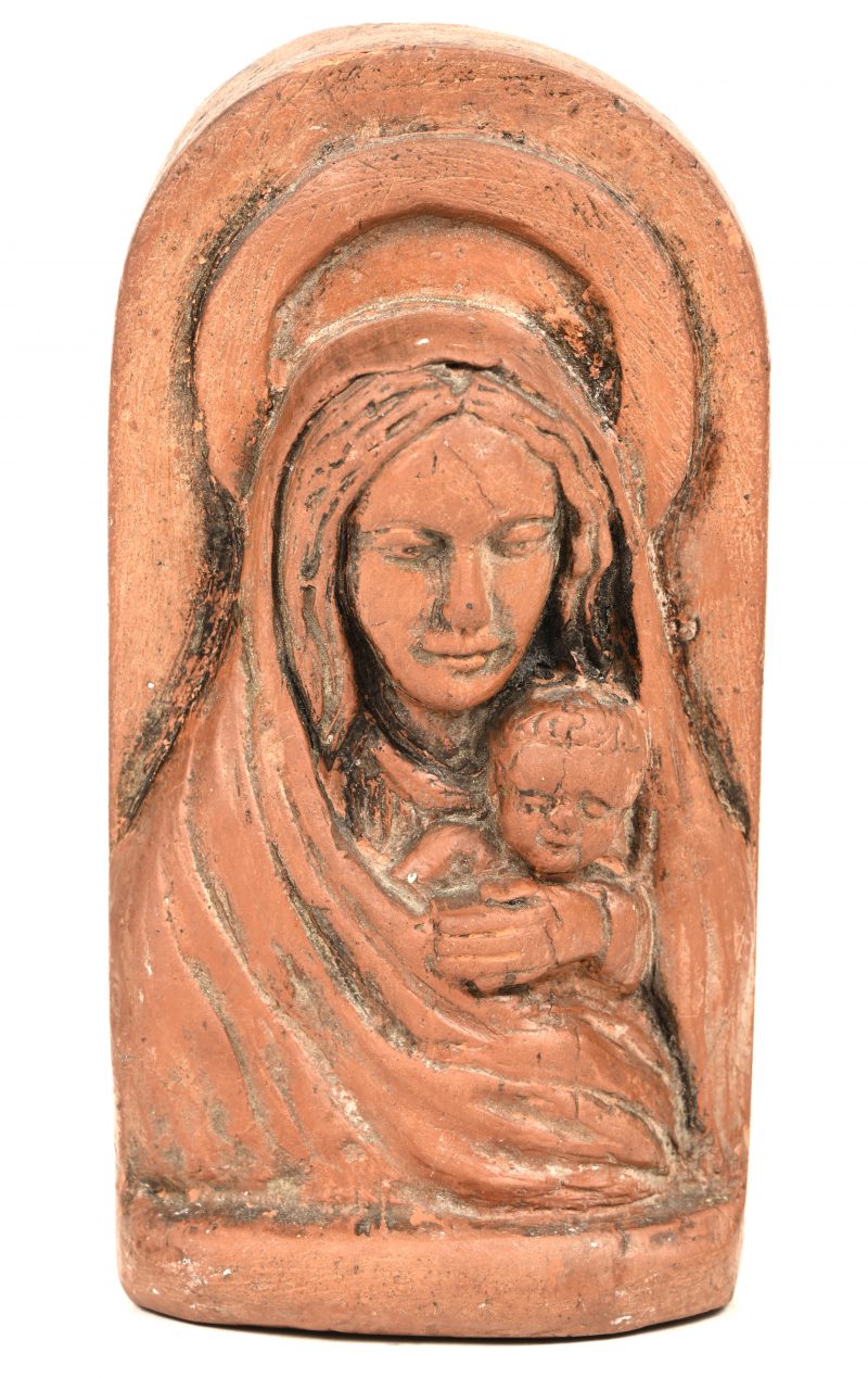 Een beeldje in terracotta met religieuze voorstelling, achteraan gemerkt ‘Ceramanova’.