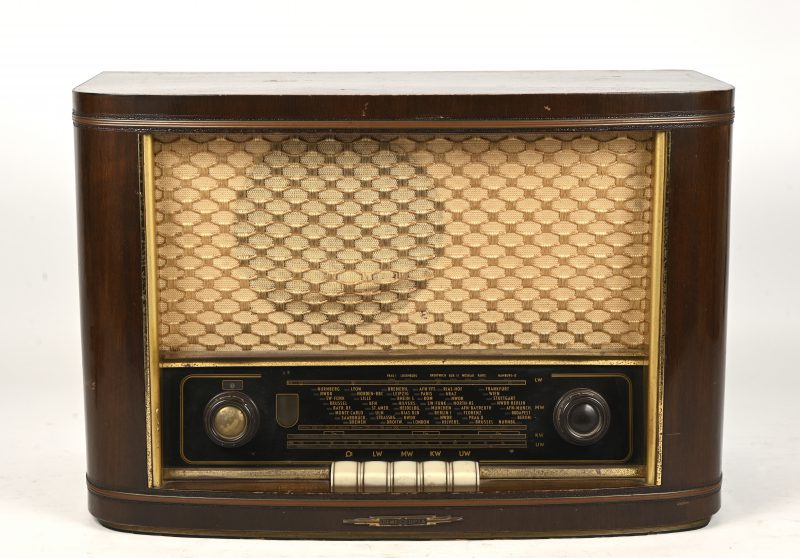 Een vintage radio, Loewe opta. Gildemeisster 54.