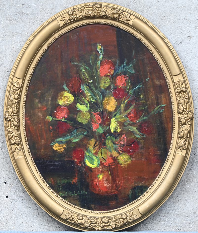 “Bloemenstilleven”, een schilderij in vergulde ovalen kader, olieverf op paneel, gesigneerd Michiels.