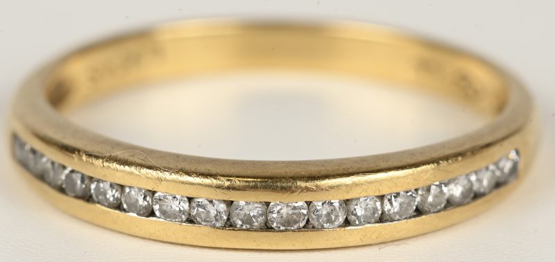 Een 18 kt geelgouden ring bezet met briljanten met een gezamenlijk gewicht van +- 0,15 ct.