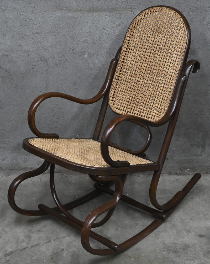 Een schommelstoel, bentwood met cannage, in de stijl van Thonet.