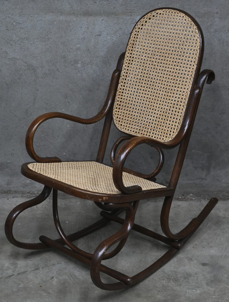 Een schommelstoel, bentwood met cannage, in de stijl van Thonet.