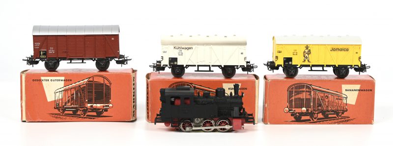 Märklin modeltrein 3029 met drie wagons 4505 ‘Gedeckter güterwagen’, 4508 ‘’Kuhlwagen’ en 4509 ‘Bananenwagen’.