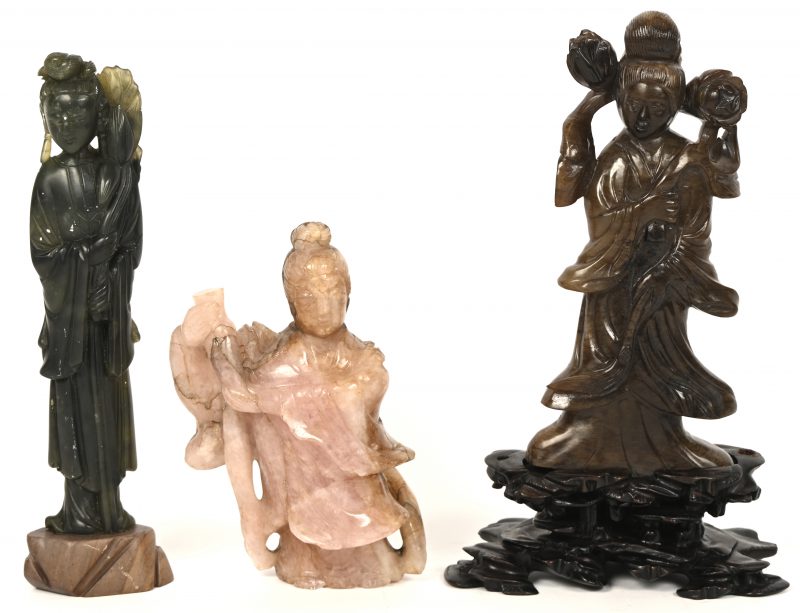 Drie beeldjes van jadeïet, roze, sepia en donkergrijs. Alle drie Guanyin voorstellend.