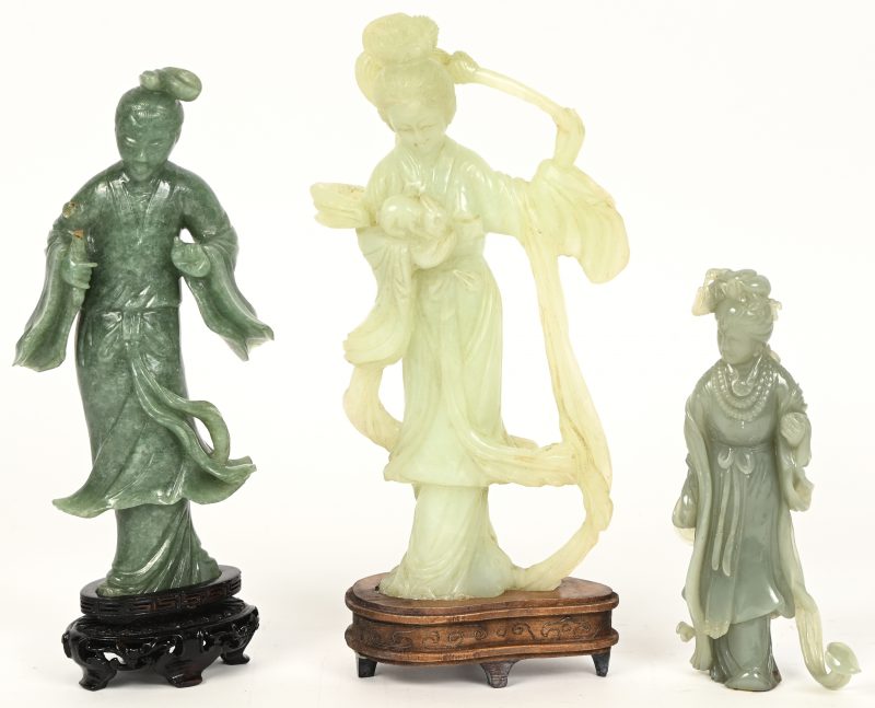 Drie beeldjes van groen jadeïet. Alle drie Guanyin voorstellend. Kleine letsels.