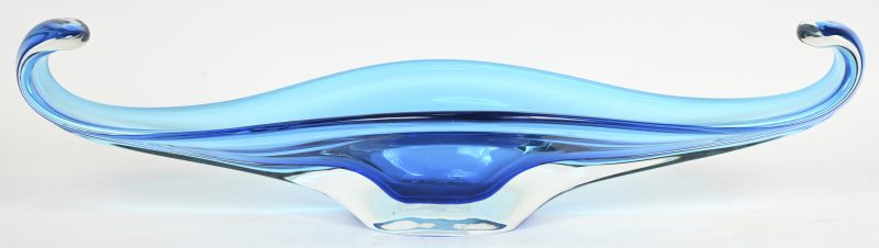 Een grote vintage schaal van Muranoglas, blauw in de massa gekleurd.