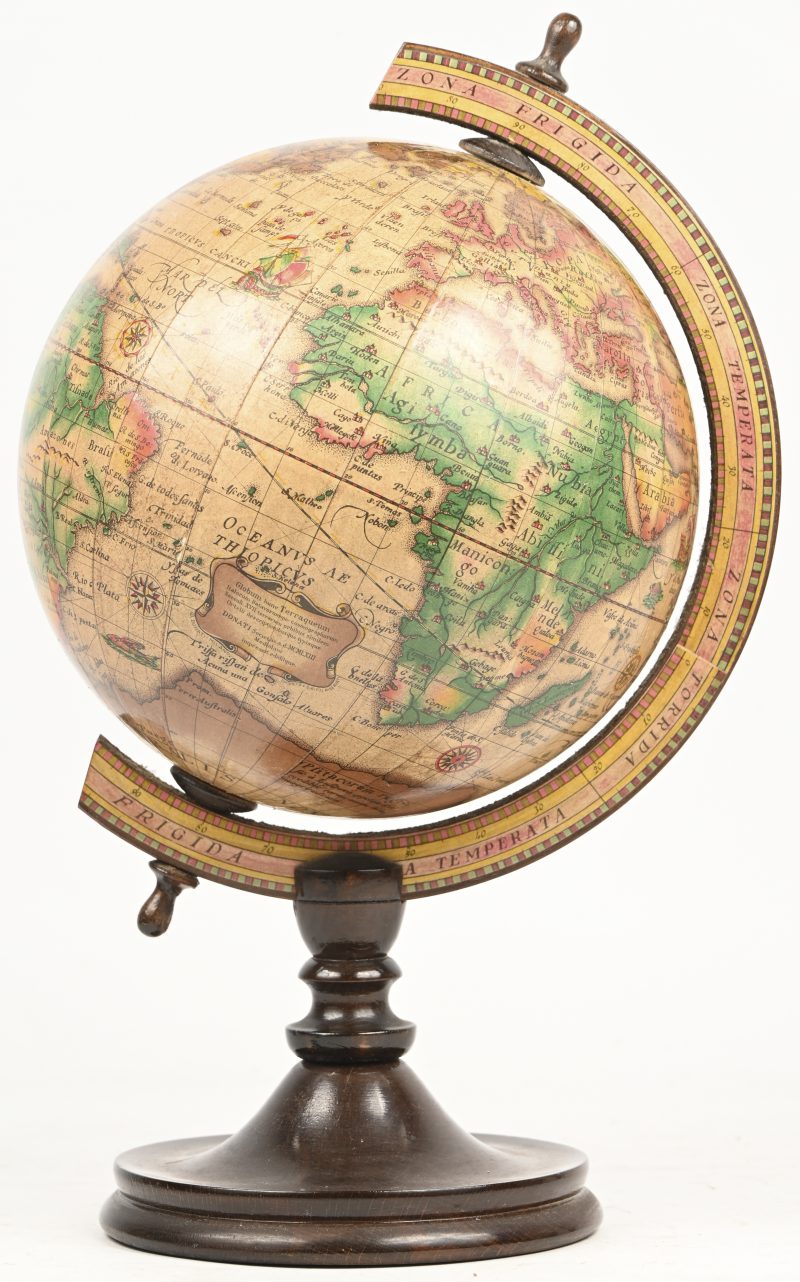 Replica wereldbol met hommage aan cartograaf Abraham Ortelius via Italiaanse en Nederlandse wereldkaarten van de 17de eeuw. Gemaakt door de ‘Donati Societas’ in Milan in 1962.