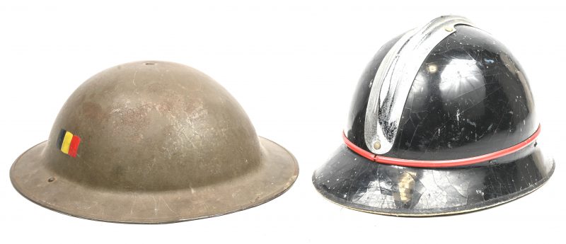 Een lot bestaande uit een brandweerhelm van Le Levoir en een Belgische WW1 helm.