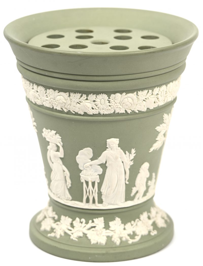 Pique fleur gestempeld WEDGEWOOD. Olijfgroen.